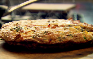 Beim nächsten Brunch darf diese köstliche Frittata mit Bacon, Erbsen und Zieg...